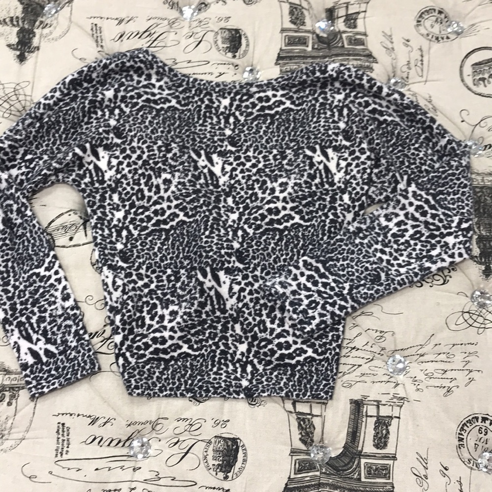 🎁 Poof New York Leopard Twist Back Long Sleeve Top - Picture 3 of 7